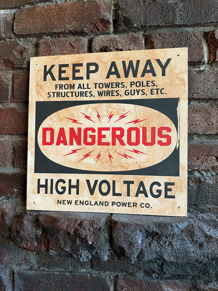 工場＆軍基地＆廃墟の演出に！　デンジャー系ウッドサインシリーズ　（近づくな危険！高圧電流）　木製看板 |  | 05