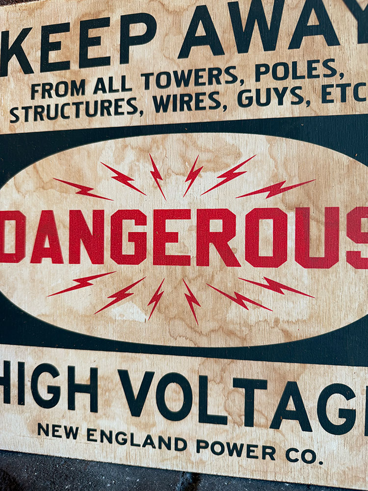 工場＆軍基地＆廃墟の演出に！　デンジャー系ウッドサインシリーズ　（近づくな危険！高圧電流）　木製看板 |  | 06