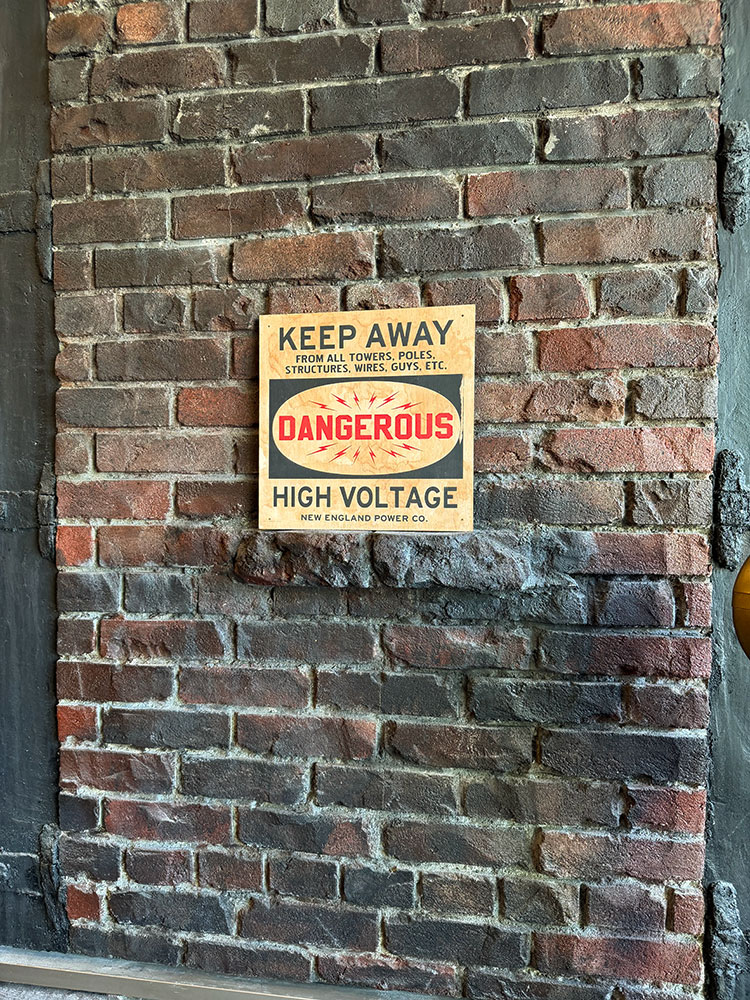工場＆軍基地＆廃墟の演出に！　デンジャー系ウッドサインシリーズ　（近づくな危険！高圧電流）　木製看板 |  | 07