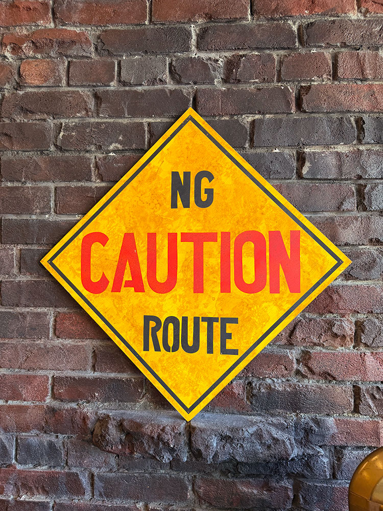 工場＆軍基地＆廃墟の演出に！　デンジャー系ウッドサインシリーズ　（小さい特殊な列車のレールがあるから注意）　鉱山鉄道　木製看板 |  | 07