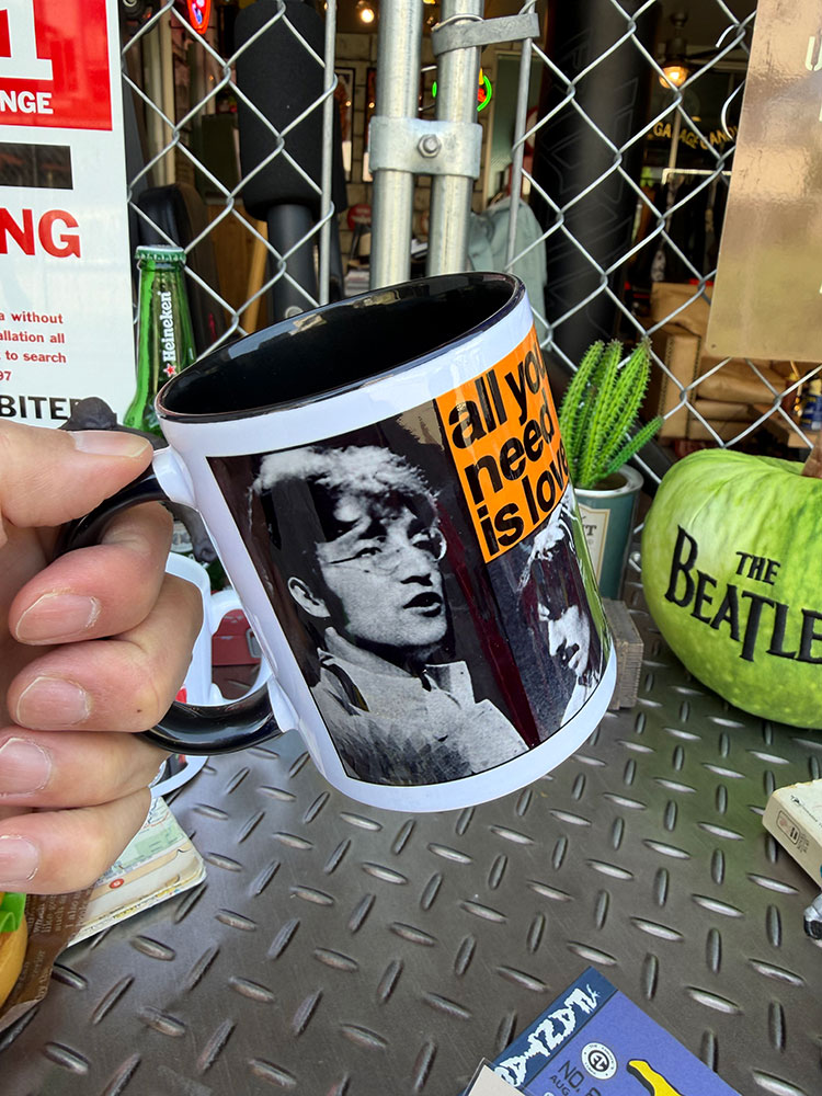 ビートルズ　オフィシャル　ALL YOU NEED IS LOVE　マグカップ　315ml　公式グッズ ■ アメリカン雑貨 アメリカ雑貨 |  | 01