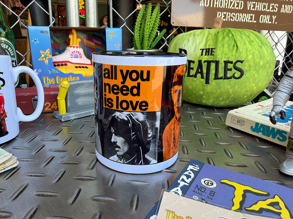 ビートルズ　オフィシャル　ALL YOU NEED IS LOVE　マグカップ　315ml　公式グッズ ■ アメリカン雑貨 アメリカ雑貨 |  | 02