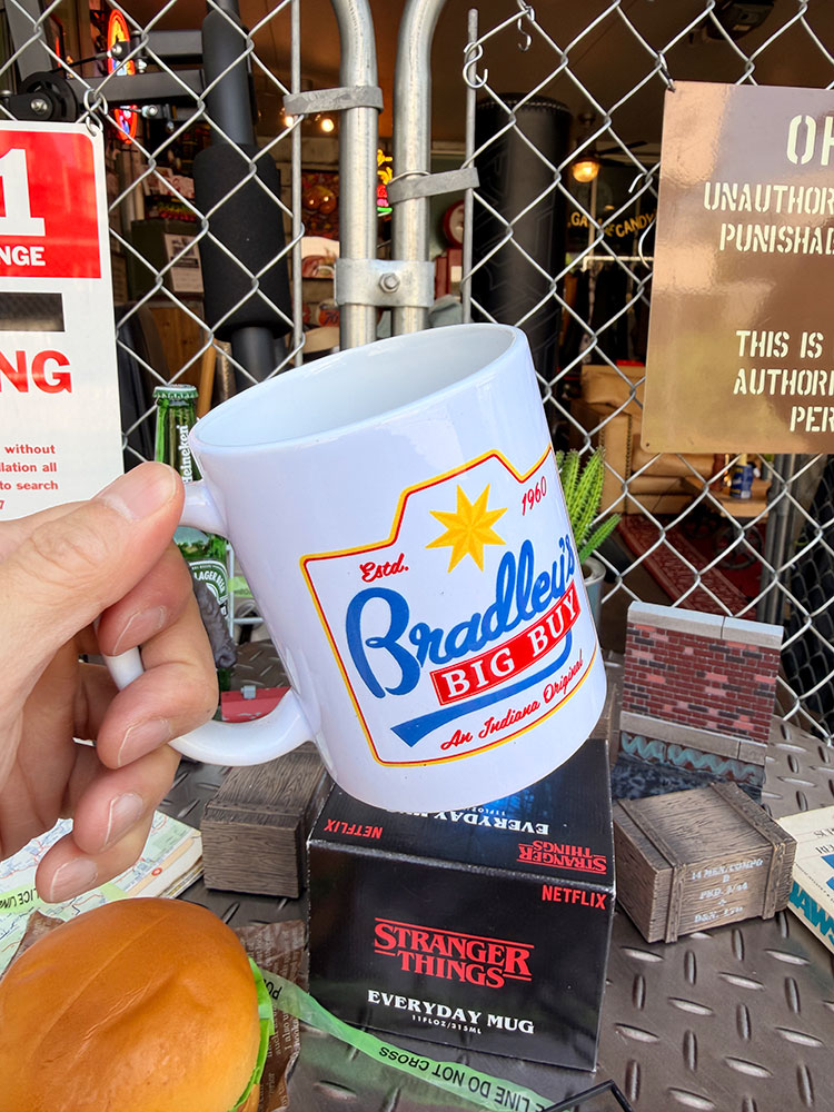 Netflixドラマ　ストレンジャーシングス　Bradley's　オフィシャル　マグカップ　315ml　公式グッズ ■ アメリカン雑貨 アメリカ雑貨 |  | 01