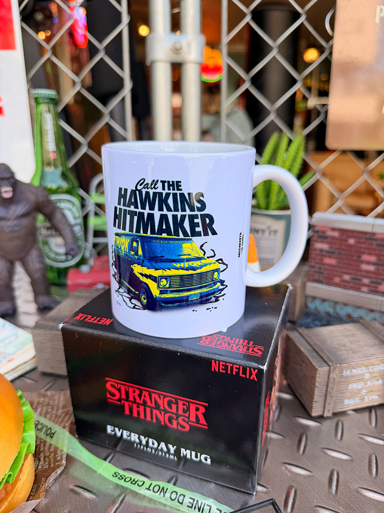 Netflixドラマ　ストレンジャーシングス　WSQK - The Squawk 94.5 FM　オフィシャル　マグカップ　315ml　公式グッズ | 