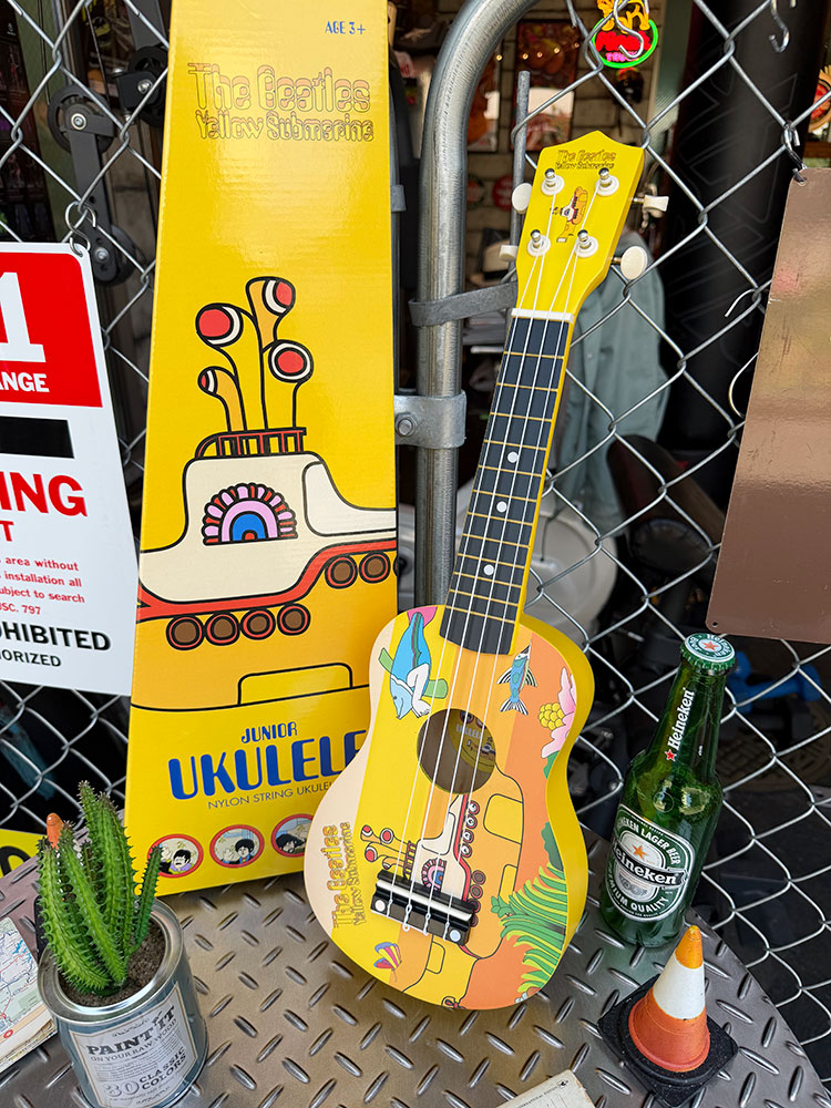 ビートルズ　オフィシャル　ウクレレ　イエローサブマリン　（Yellow Submarine Yellow）　公式グッズ ■ アメリカン雑貨 アメリカ雑貨 | 