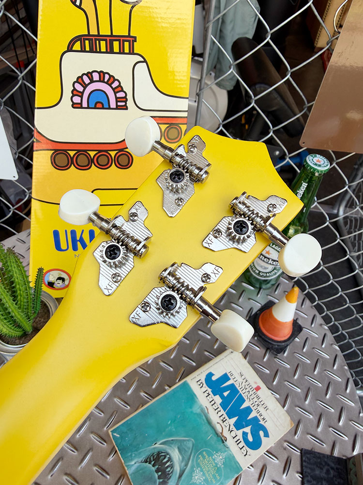 ビートルズ　オフィシャル　ウクレレ　イエローサブマリン　（Yellow Submarine Yellow）　公式グッズ ■ アメリカン雑貨 アメリカ雑貨 |  | 06