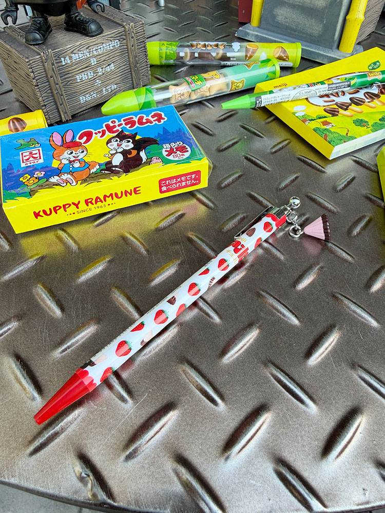 あ*様 〈激レア〉こぶた工房　マカダミアナッツ　シャープペンシル　キーホルダー付 アポロチョコ マスコット付き シャープペンシル 0.5mm シャーペン