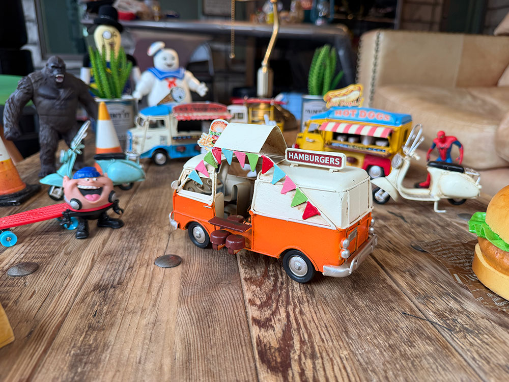 ワーゲンバス　ハンバーガーショップ　キッチンカー　ブリキオブジェ　（オレンジ×ホワイト） ■ アメリカン雑貨 アメリカ雑貨 |  | 04