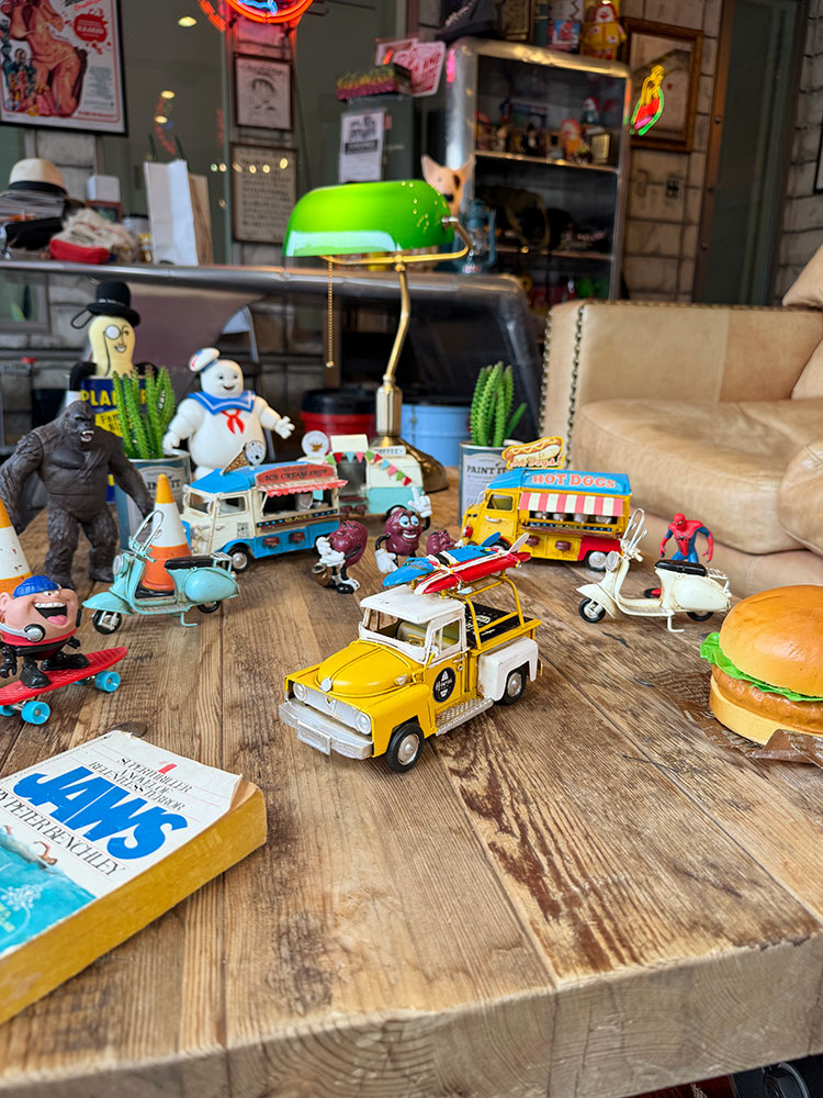 フォード　F-100 ピックアップトラック　サーフクラブ仕様　ブリキオブジェ　（イエロー×ホワイト） ■ アメリカン雑貨 アメリカ雑貨 |  | 05