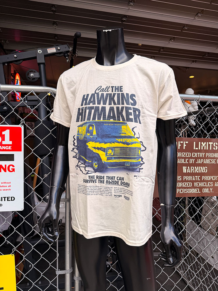 Netflixドラマ　ストレンジャーシングス　WSQK - The Squawk 94.5 FM　オフィシャル　Tシャツ　（フロントプリント）　公式グッズ | 