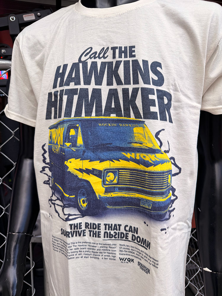 Netflixドラマ　ストレンジャーシングス　WSQK - The Squawk 94.5 FM　オフィシャル　Tシャツ　（フロントプリント）　公式グッズ |  | 01
