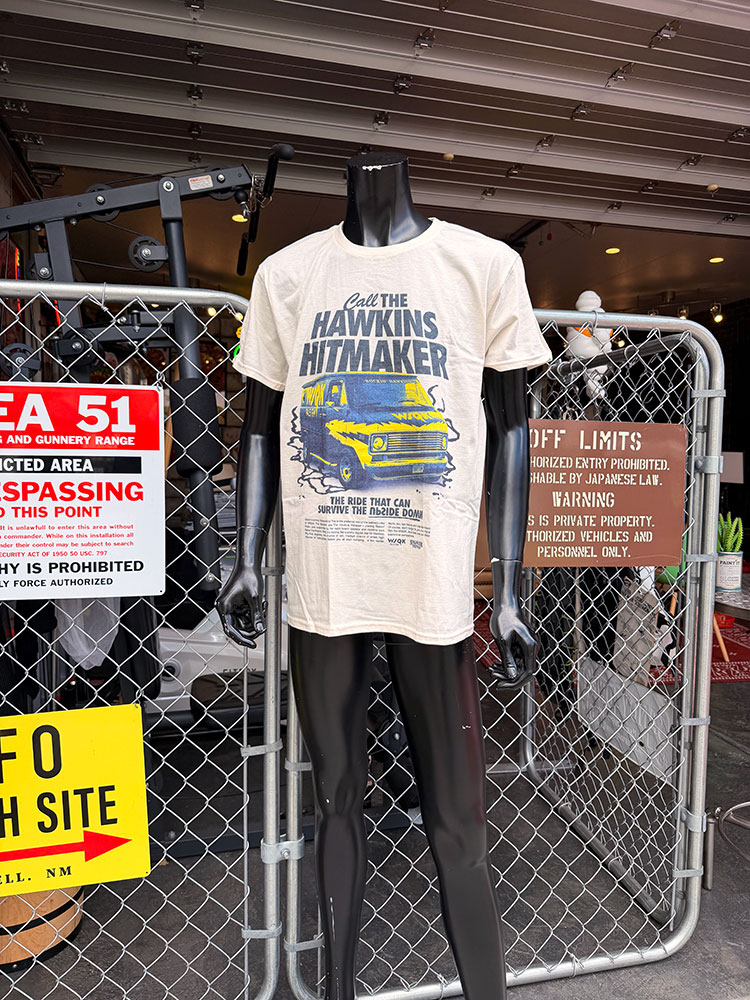 Netflixドラマ　ストレンジャーシングス　WSQK - The Squawk 94.5 FM　オフィシャル　Tシャツ　（フロントプリント）　公式グッズ |  | 02