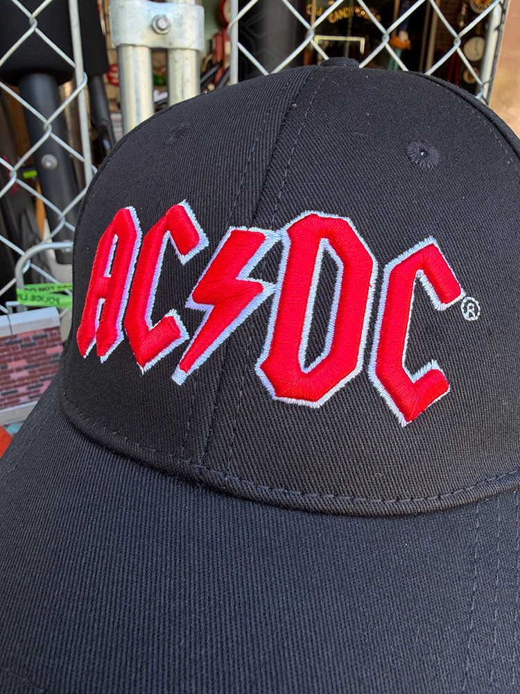 AC/DC オフィシャル　キャップ　（Red Logo）　立体刺繍　ダメージ加工　公式グッズ ■ アメリカン雑貨 アメリカ雑貨 |  | 01