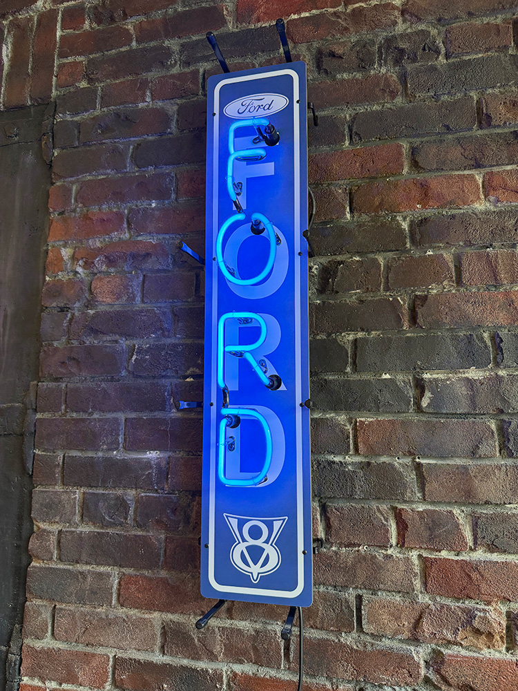 フォード　V8ディーラー　オフィシャルネオンサイン　ネオン管 ■ アメリカン雑貨 アメリカ雑貨 | 
