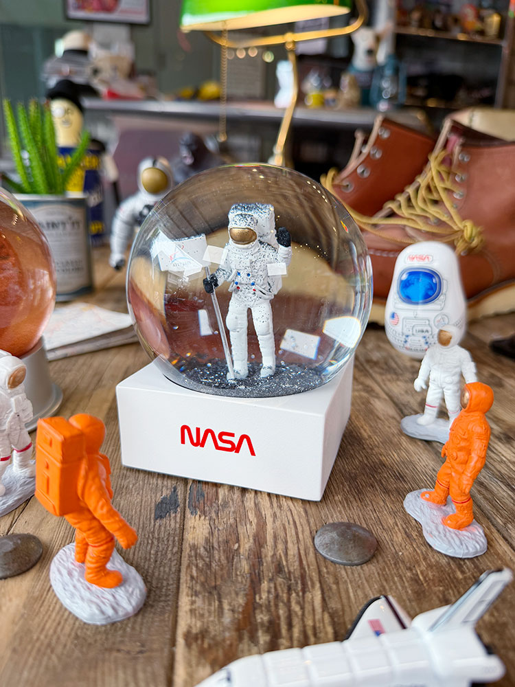 NASA　スノーグローブ　月面に立つ宇宙飛行士　スノードーム ■ アメリカン雑貨 アメリカ雑貨 | 
