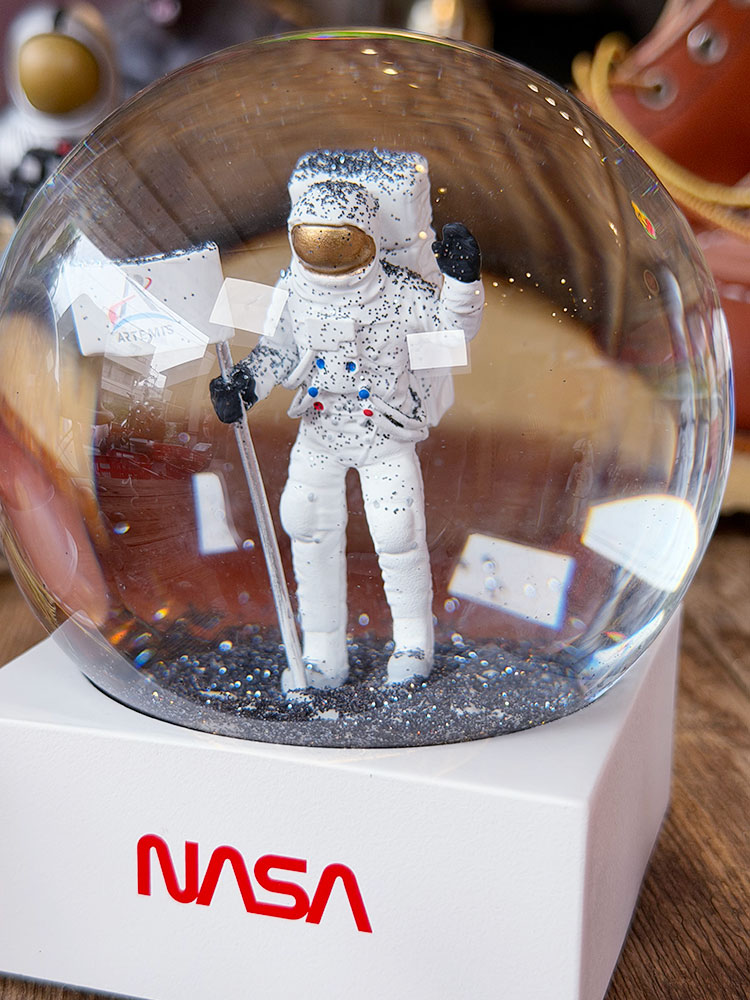 NASA　スノーグローブ　月面に立つ宇宙飛行士　スノードーム ■ アメリカン雑貨 アメリカ雑貨 |  | 01
