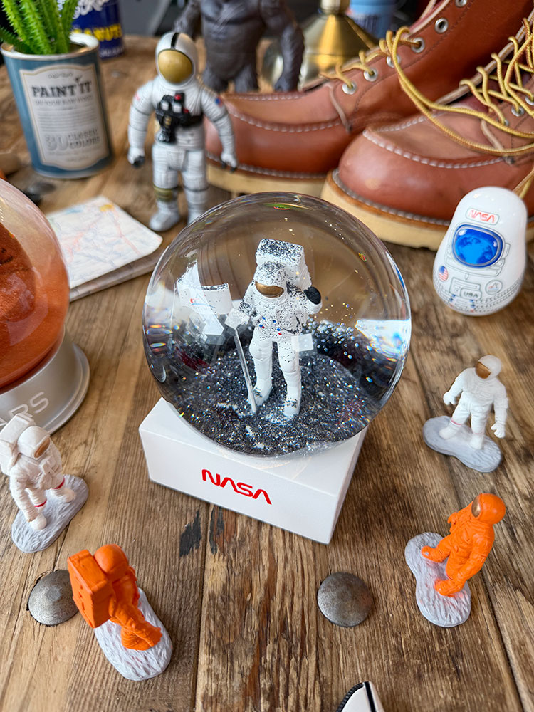 NASA　スノーグローブ　月面に立つ宇宙飛行士　スノードーム ■ アメリカン雑貨 アメリカ雑貨 |  | 02