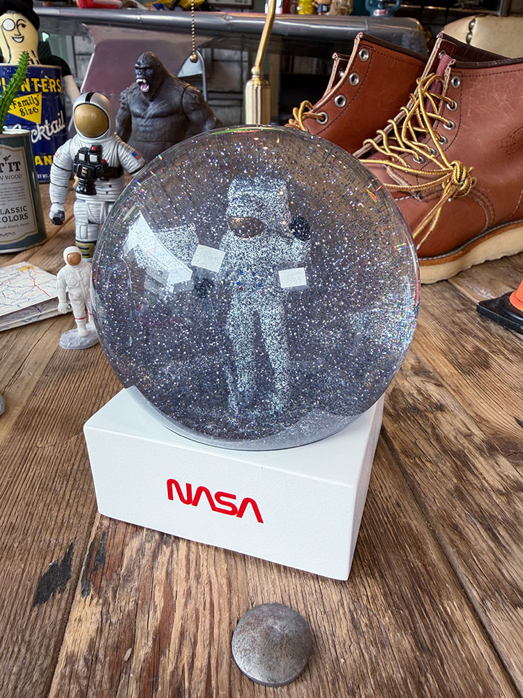 NASA　スノーグローブ　月面に立つ宇宙飛行士　スノードーム ■ アメリカン雑貨 アメリカ雑貨 |  | 05