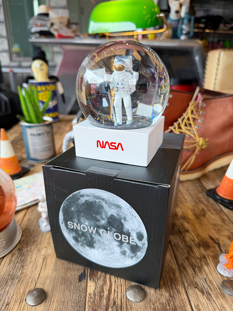 NASA　スノーグローブ　月面に立つ宇宙飛行士　スノードーム ■ アメリカン雑貨 アメリカ雑貨 |  | 06