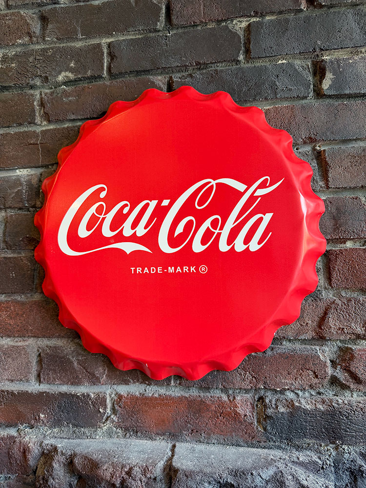コカ・コーラ　ボトルキャップサイン　ブリキ看板　（トラディショナル/レッド） ■ アメリカン雑貨 アメリカ雑貨 | Coca Cola
