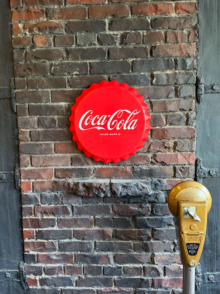コカ・コーラ　ボトルキャップサイン　ブリキ看板　（トラディショナル/レッド） ■ アメリカン雑貨 アメリカ雑貨 | Coca Cola | 02