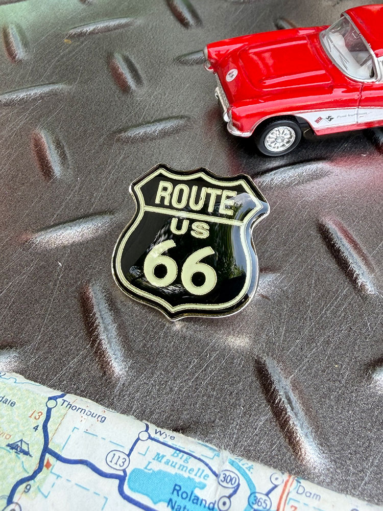 ルート66　ロードサイン　ピンバッジ　（シールドシェイプ/黒） ■ アメリカン雑貨 アメリカ雑貨 | 
