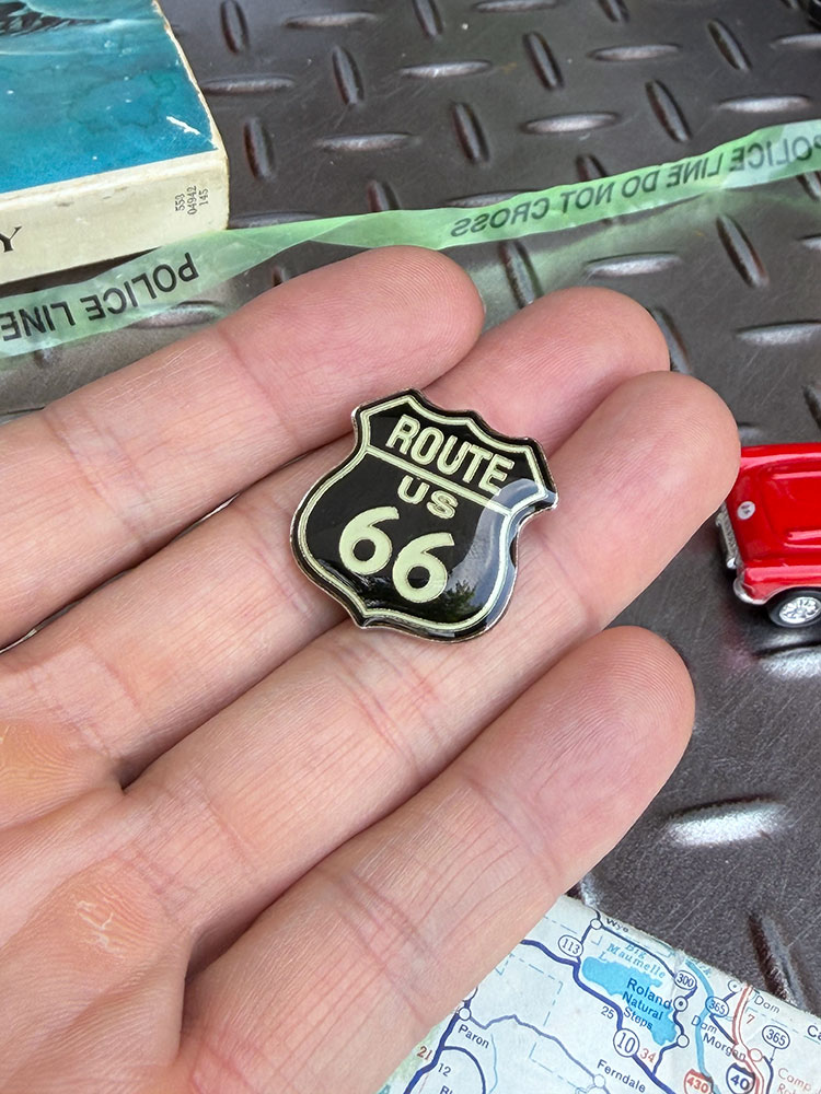 ルート66　ロードサイン　ピンバッジ　（シールドシェイプ/黒） ■ アメリカン雑貨 アメリカ雑貨 |  | 02