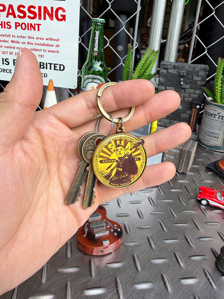 サンレコード　エルヴィス・プレスリー　オフィシャル　メタルキーホルダー　（Elvis That's All Right） ■ アメリカン雑貨 アメリカ雑貨 |  | 01