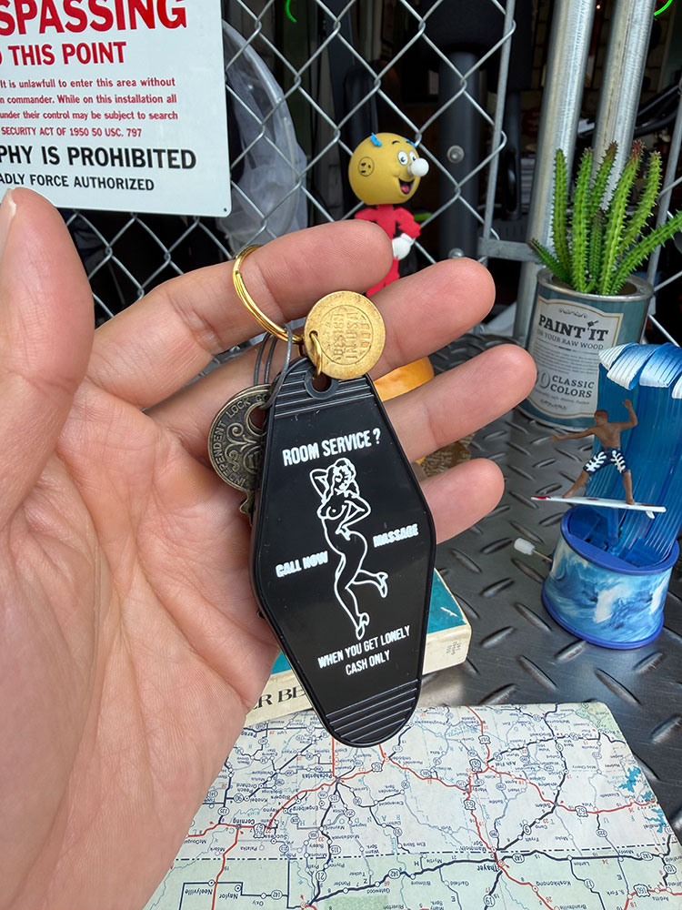 L.A.モーテル　コールガール　キーホルダー　（ブラック）　ピンナップガール ■ アメリカン雑貨 アメリカ雑貨 |  | 01