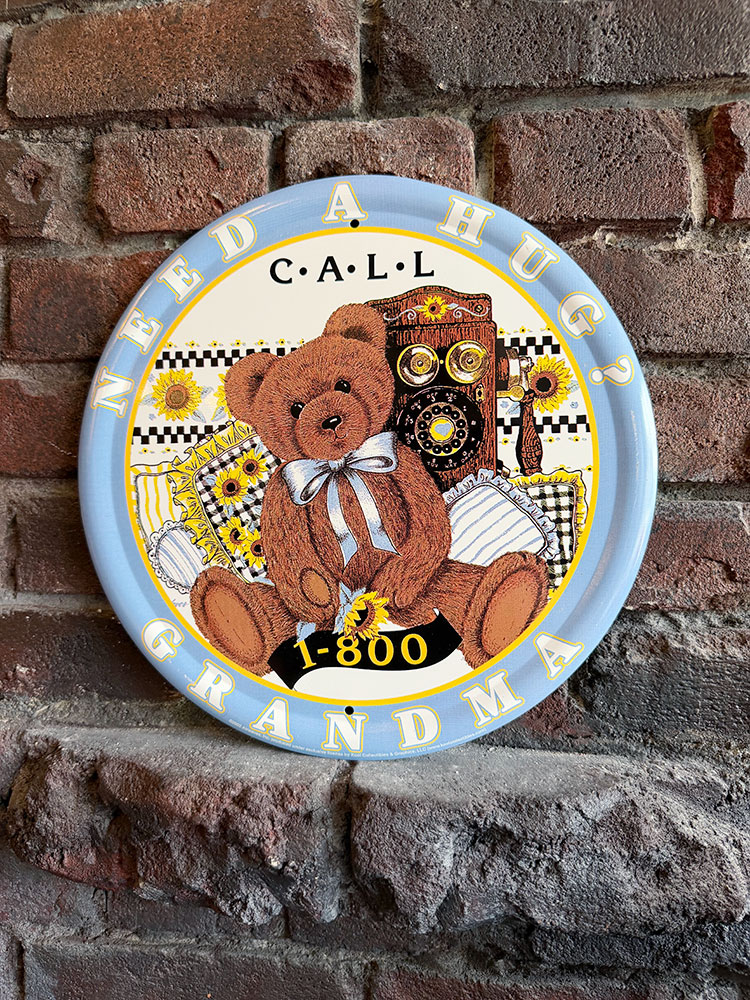 テディベアー　ラウンド型　ブリキ看板　（NEED A HUG?）　■ アメリカン雑貨 アメリカ雑貨 | アメリカン レトロ