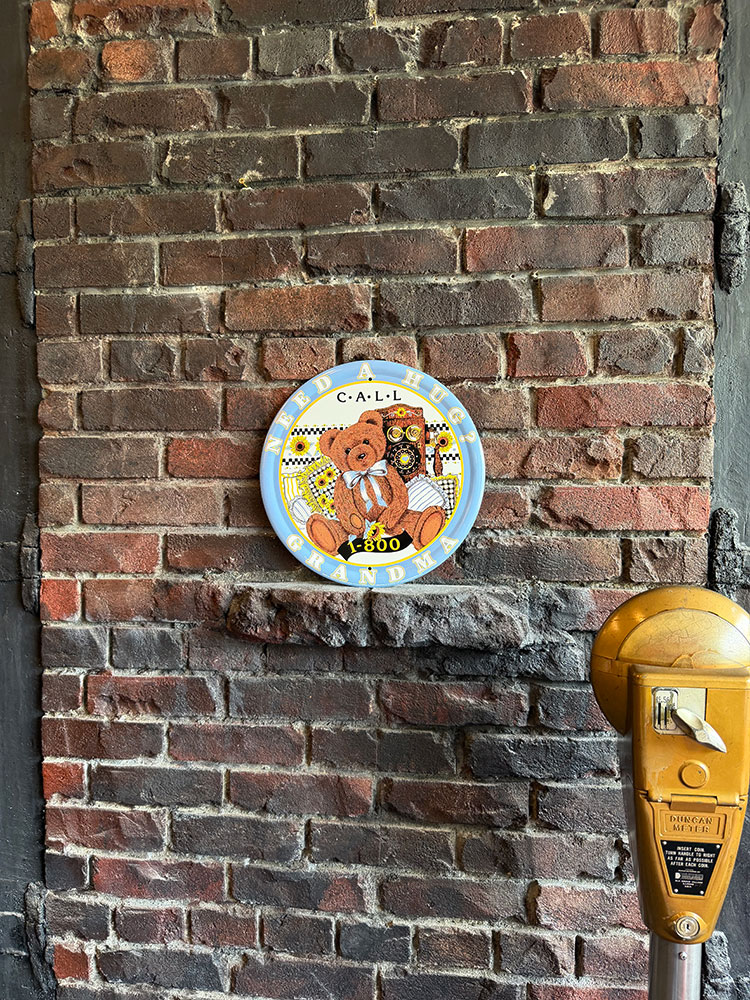 テディベアー　ラウンド型　ブリキ看板　（NEED A HUG?）　■ アメリカン雑貨 アメリカ雑貨 | アメリカン レトロ | 02