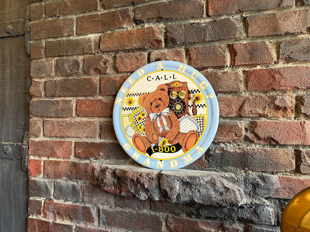 テディベアー　ラウンド型　ブリキ看板　（NEED A HUG?）　■ アメリカン雑貨 アメリカ雑貨 | アメリカン レトロ | 03