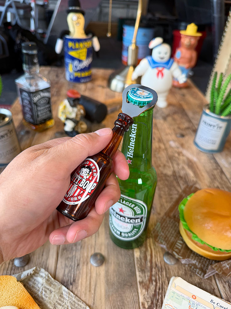 ベティ・ブープ　ビアボトル型ボトルオープナー　（XOXO BEER）　マグネット付き　栓抜き ■ アメリカン雑貨 アメリカ雑貨 |  | 01