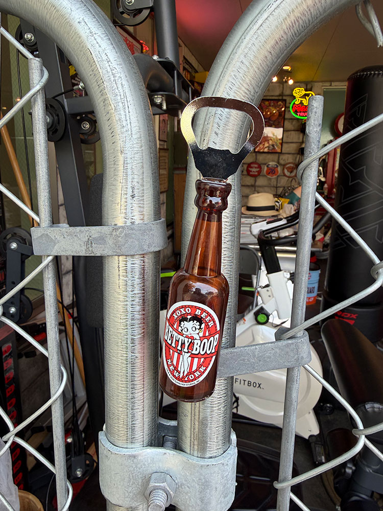 ベティ・ブープ　ビアボトル型ボトルオープナー　（XOXO BEER）　マグネット付き　栓抜き ■ アメリカン雑貨 アメリカ雑貨 |  | 04