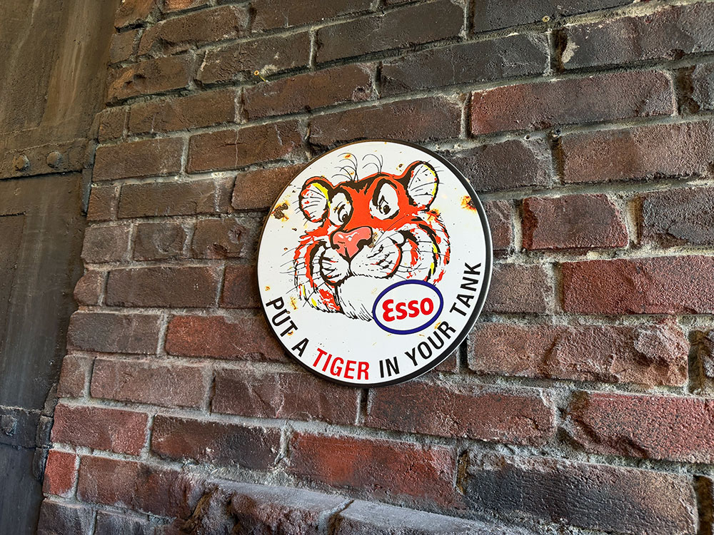 エッソタイガー　ラウンド型　ブリキ看板　（ホワイト） ■ アメリカン雑貨 アメリカ雑貨 |  | 03