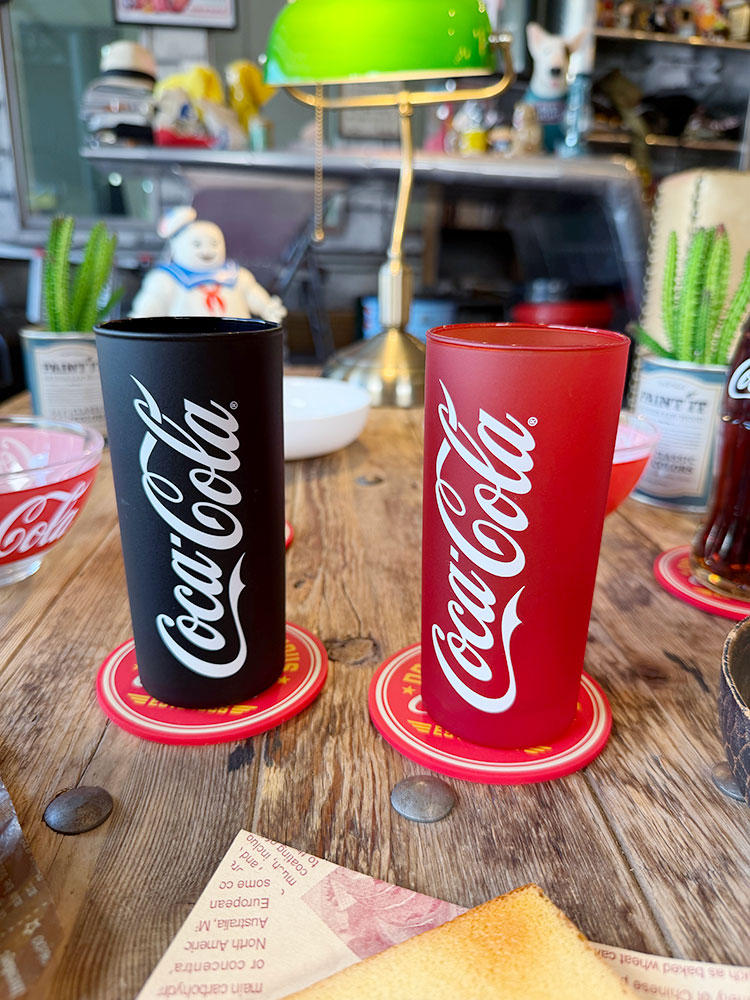 コカ・コーラ　オフィシャル　FIZZ　スリムグラス　270ml　ガラス製　（2個セット/ブラック＆レッド） ■ アメリカン雑貨 アメリカ雑貨 | Coca Cola