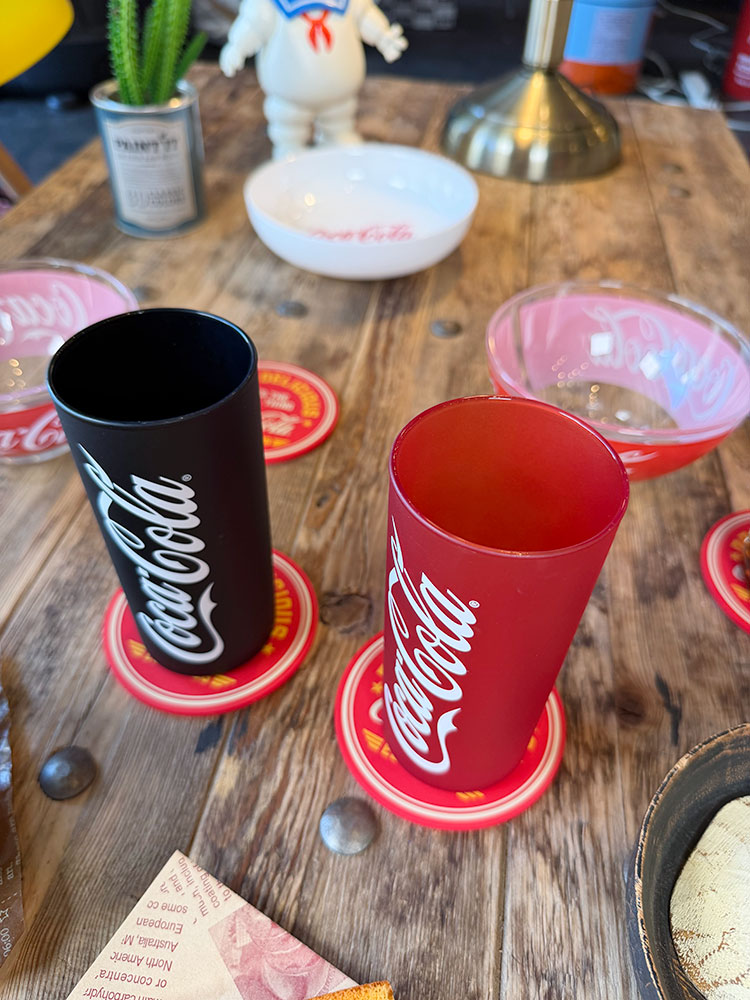 コカ・コーラ　オフィシャル　FIZZ　スリムグラス　270ml　ガラス製　（2個セット/ブラック＆レッド） ■ アメリカン雑貨 アメリカ雑貨 | Coca Cola | 01