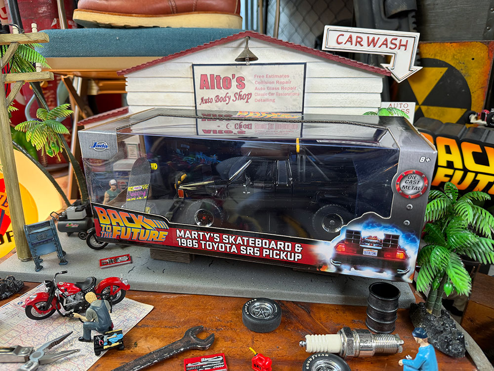 Jada　映画　バック・トゥ・ザ・フューチャー　マーティ　1985　トヨタ　SR5 ピックアップ　ダイキャストミニカー　1/24　（スケボー付き） |  | 08