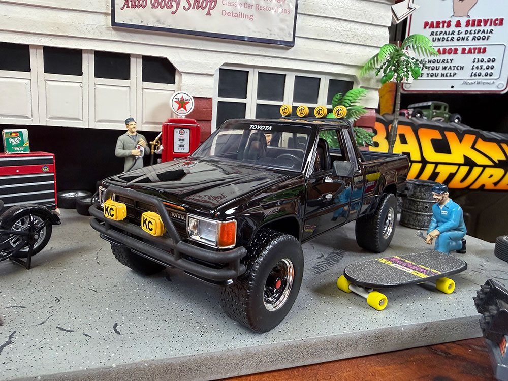 Jada　映画　バック・トゥ・ザ・フューチャー　マーティ　1985　トヨタ　SR5 ピックアップ　ダイキャストミニカー　1/24　（スケボー付き） | 