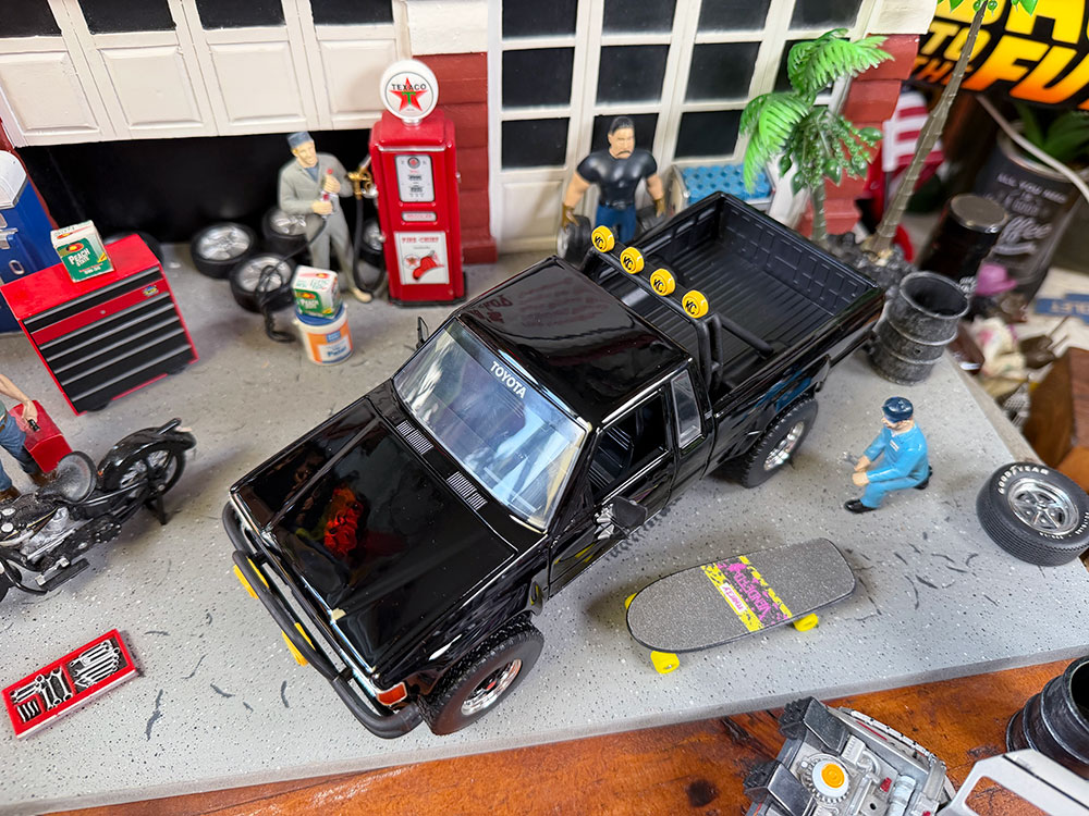 Jada　映画　バック・トゥ・ザ・フューチャー　マーティ　1985　トヨタ　SR5 ピックアップ　ダイキャストミニカー　1/24　（スケボー付き） |  | 02