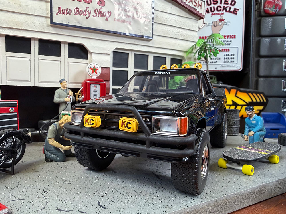 Jada　映画　バック・トゥ・ザ・フューチャー　マーティ　1985　トヨタ　SR5 ピックアップ　ダイキャストミニカー　1/24　（スケボー付き） |  | 03