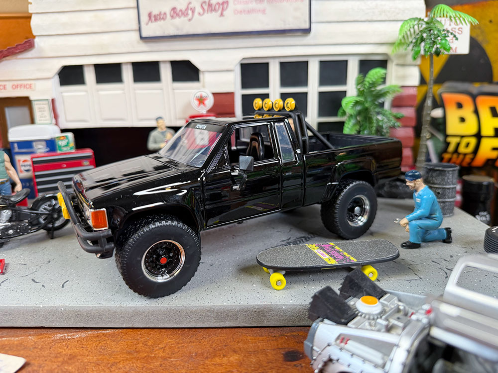 Jada　映画　バック・トゥ・ザ・フューチャー　マーティ　1985　トヨタ　SR5 ピックアップ　ダイキャストミニカー　1/24　（スケボー付き） |  | 04
