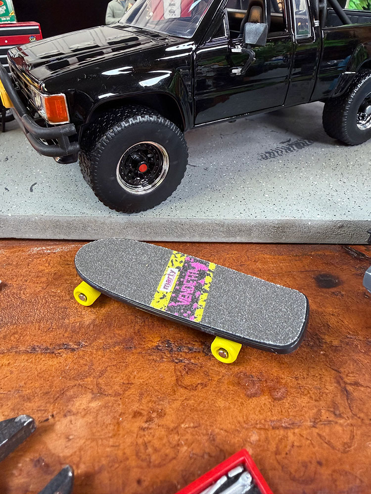 Jada　映画　バック・トゥ・ザ・フューチャー　マーティ　1985　トヨタ　SR5 ピックアップ　ダイキャストミニカー　1/24　（スケボー付き） |  | 05