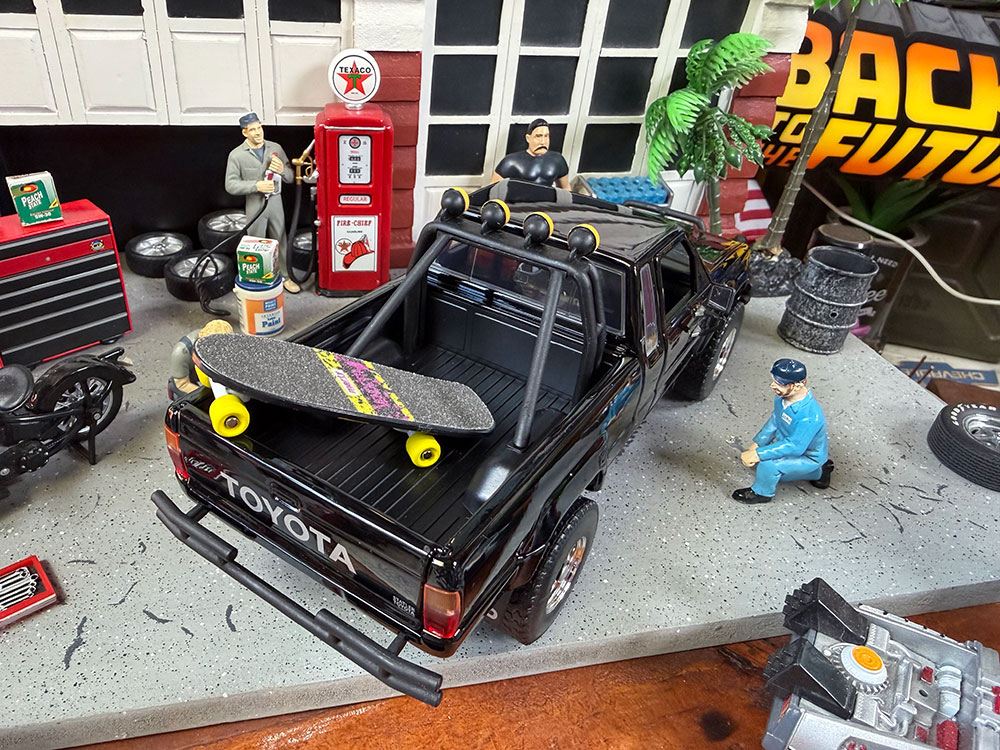 Jada　映画　バック・トゥ・ザ・フューチャー　マーティ　1985　トヨタ　SR5 ピックアップ　ダイキャストミニカー　1/24　（スケボー付き） |  | 09