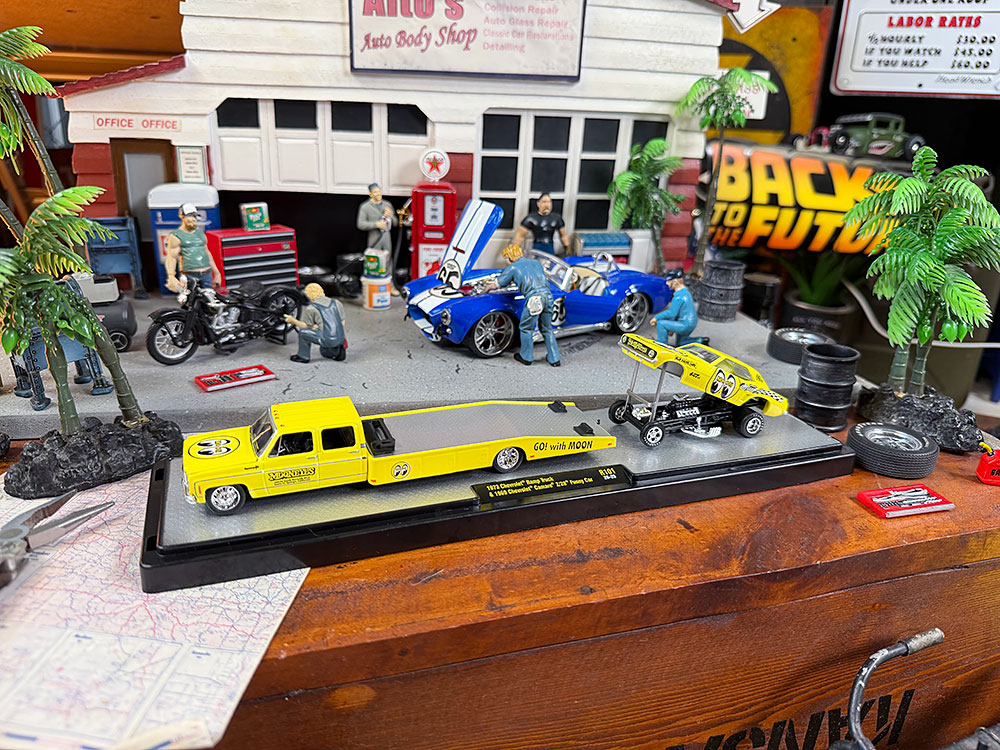 M2　ムーンアイズ限定　1973 シボレー　ランプトラック　&　1969　シボレー　カマロ　Z28　ファニーカー　ミニカー　1/64　世界限定9400台 |  | 09