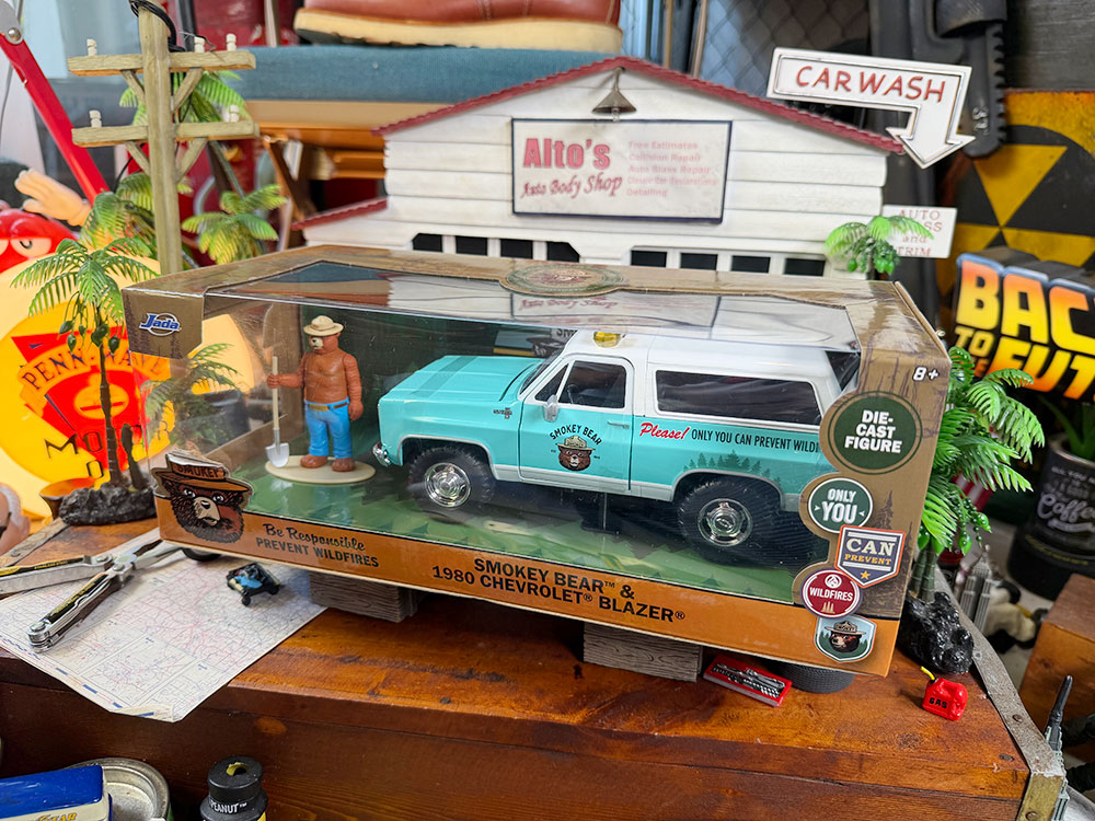 Jada　スモーキーベアー　1980年　シボレー　ブレイザー　ダイキャストミニカー　1/24スケール　（スモーキーベアーのフィギュア付き） |  | 07