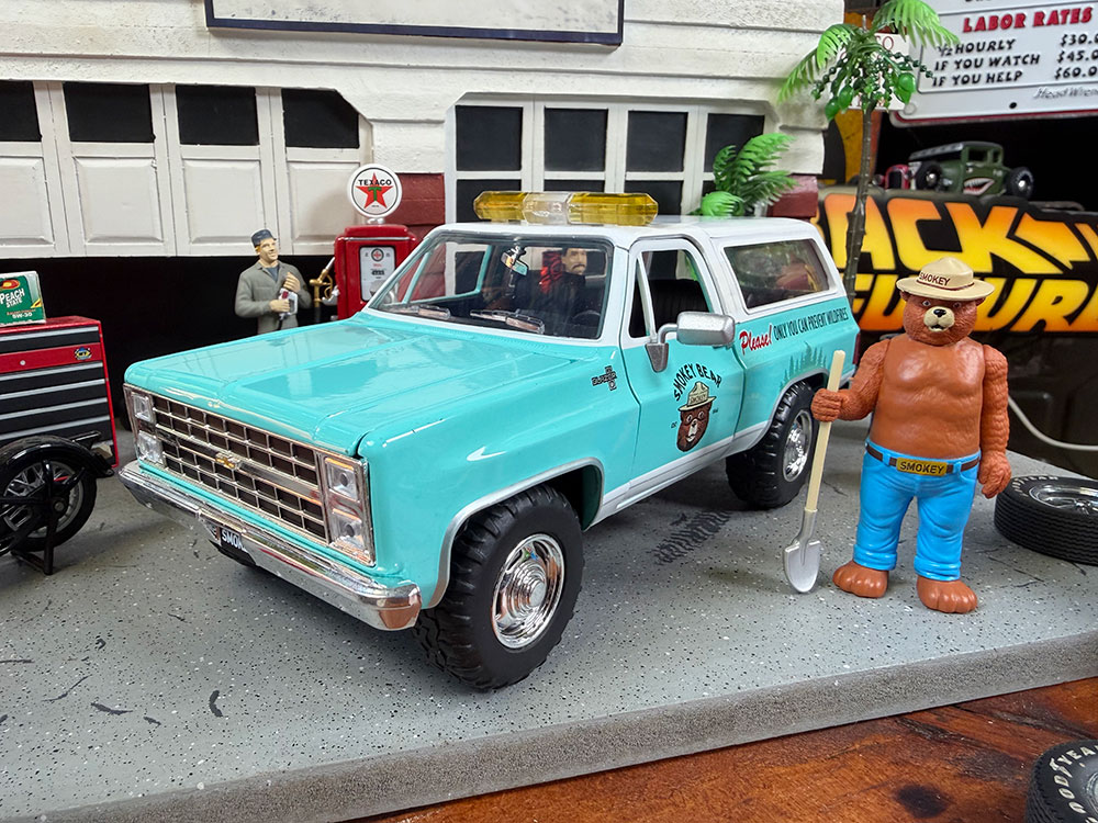 Jada　スモーキーベアー　1980年　シボレー　ブレイザー　ダイキャストミニカー　1/24スケール　（スモーキーベアーのフィギュア付き） | 