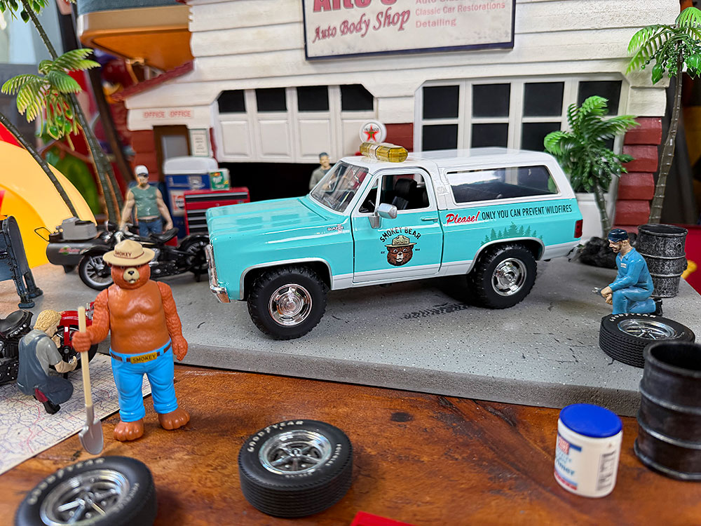 Jada　スモーキーベアー　1980年　シボレー　ブレイザー　ダイキャストミニカー　1/24スケール　（スモーキーベアーのフィギュア付き） |  | 04