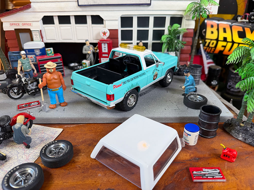 Jada　スモーキーベアー　1980年　シボレー　ブレイザー　ダイキャストミニカー　1/24スケール　（スモーキーベアーのフィギュア付き） |  | 08