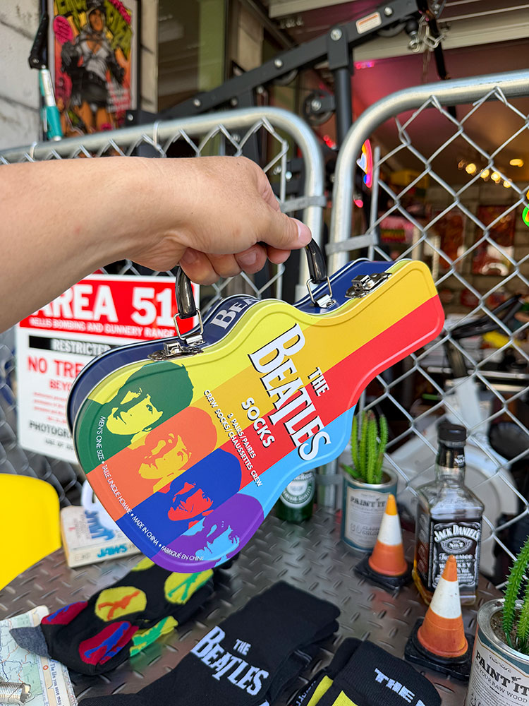 ビートルズ　ギターケース型ブリキ缶ケース付き　ソックス3足セット ■ アメリカン雑貨 アメリカ雑貨 |  | 01